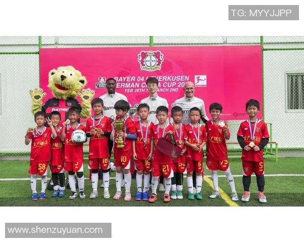 足球明星夫妻甜蜜共舞瞬间展现幸福生活的美好画面